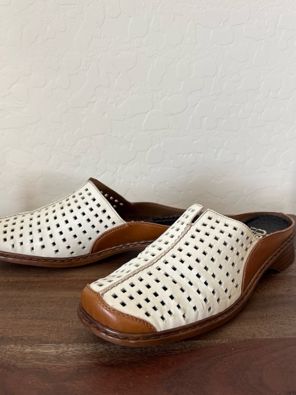 Rieker women’s ivory with Brown accents Perforated Leather Mule Clogs. 41 UD 10
